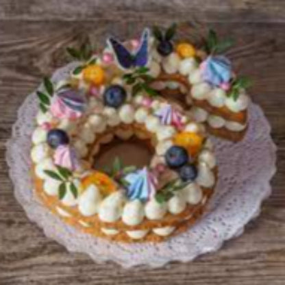 Un gâteau en couches ou un gâteau sandwich est un gâteau composé de plusieurs feuilles de gâteau empilées, maintenues ensemble par un glaçage ou un autre type de garniture, comme de la confiture ou d'autres conserve